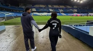 صديقة عمر مرموش تتألق مع احتفاله بالفوز على ليفربول